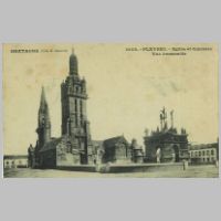 Eglise et Calvaire vue d'ensemble, carte postale, Wikipedia.jpg